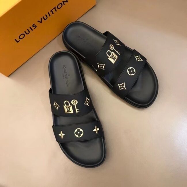 Dép Louis Vuitton nam siêu cấp hai quai màu đen hình khóa logo vàng DLV79