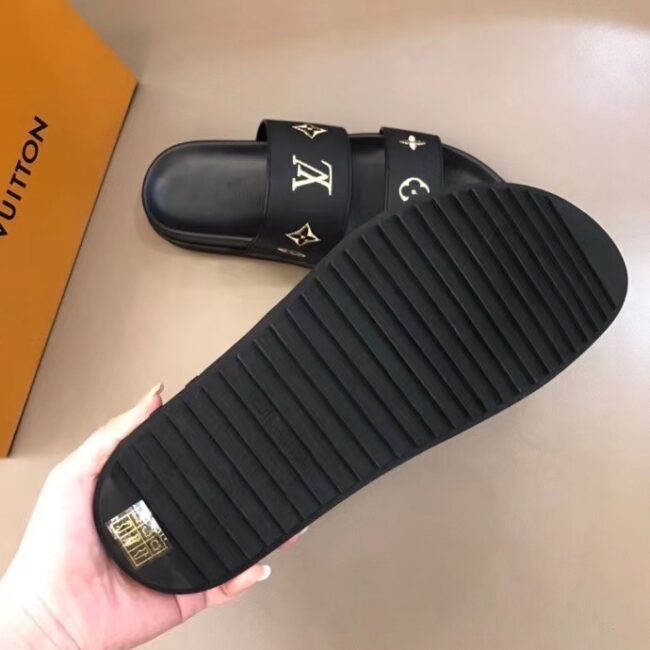 Dép Louis Vuitton nam siêu cấp hai quai màu đen logo vàng DLV77